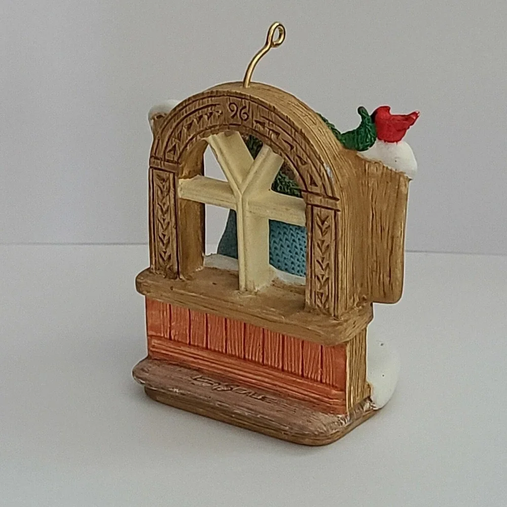 Hallmark Keepsake Ornament 1996 Tender Touches Bear Decorating Wreath Christmas‎